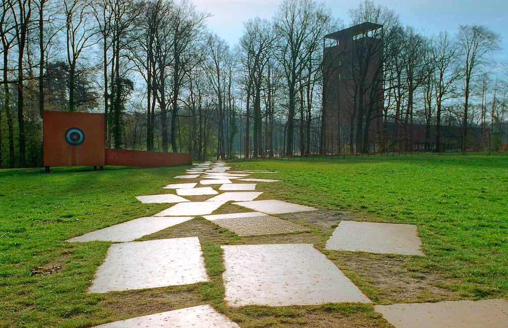 Ausgelegte Stahlplatten weisen den Weg durch den Museumspark.