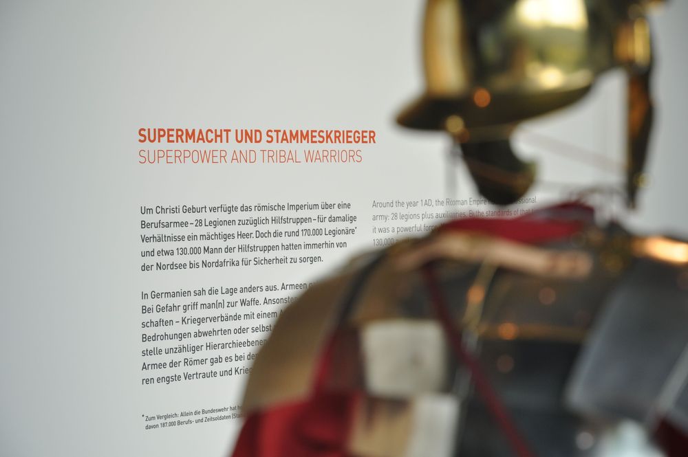 Info-Tafel hinter einer rekonstruierten Römerrüstung in der Dauerausstellung.